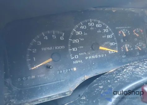 1998 Chevrolet C1500 Fleetside z USA, uszkodzony, nr VIN 2GCEC19M3W1166101